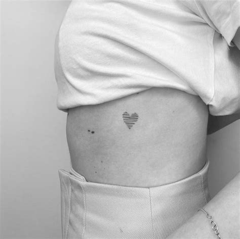 tatuajes pequeos en el pecho mujer|Tatuajes de pecho de mujer